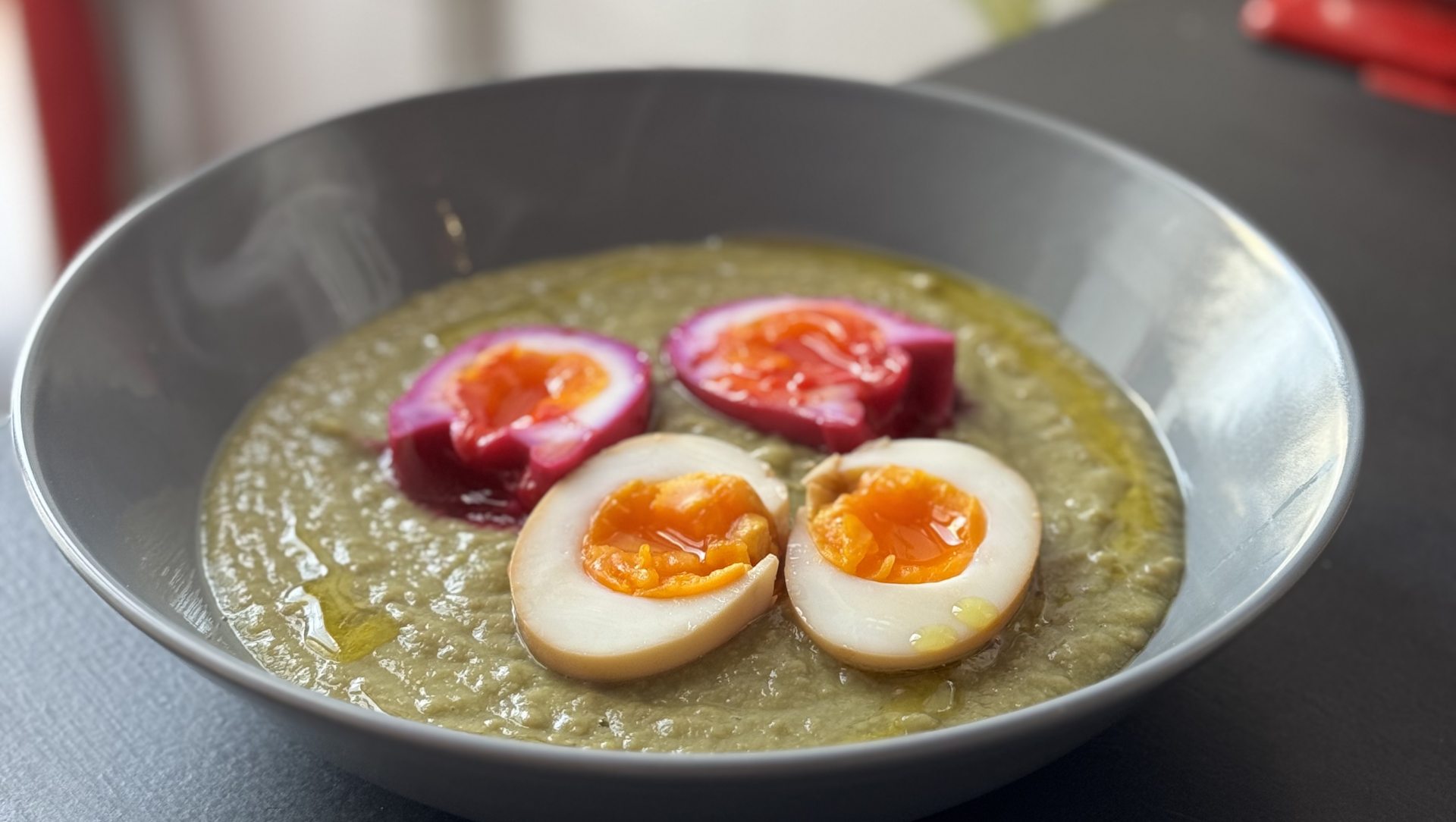 Uova marinate con purea di fave